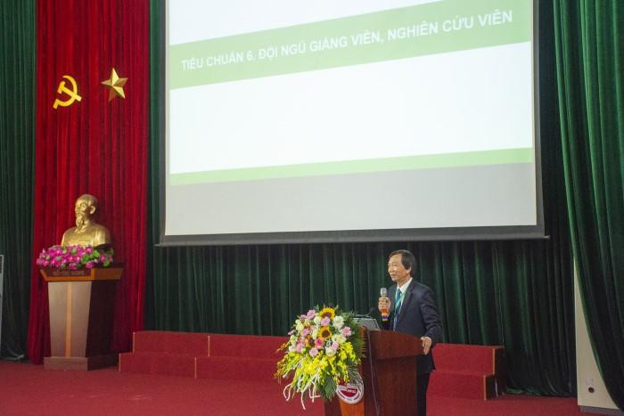 Phó Giáo sư, Tiến sĩ Bùi Duy Cam - Trưởng đoàn Chuyên gia đánh giá ngoài báo cáo tại phiên bế mạc. Phó Giáo sư, Tiến sĩ Bùi Duy Cam - Trưởng đoàn Chuyên gia đánh giá ngoài báo cáo tại phiên bế mạc.