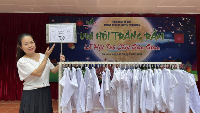 Cô giáo Nguyễn Hồng Hà - Tổng phụ trách giới thiệu Siêu thị đồng phục 0 đồng tới toàn thể học sinh của trường. (Ảnh: NTCC). Cô giáo Nguyễn Hồng Hà - Tổng phụ trách giới thiệu Siêu thị đồng phục 0 đồng tới toàn thể học sinh của trường. (Ảnh: NTCC).