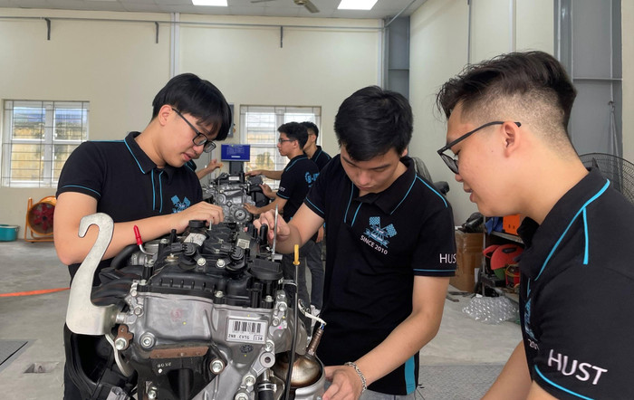 Sinh viên Trường Đại học Bách khoa Hà Nội tích cực tham gia hoạt động nghiên cứu khoa học và sáng chế. (Ảnh: NTCC). Sinh viên Trường Đại học Bách khoa Hà Nội tích cực tham gia hoạt động nghiên cứu khoa học và sáng chế. (Ảnh: NTCC).