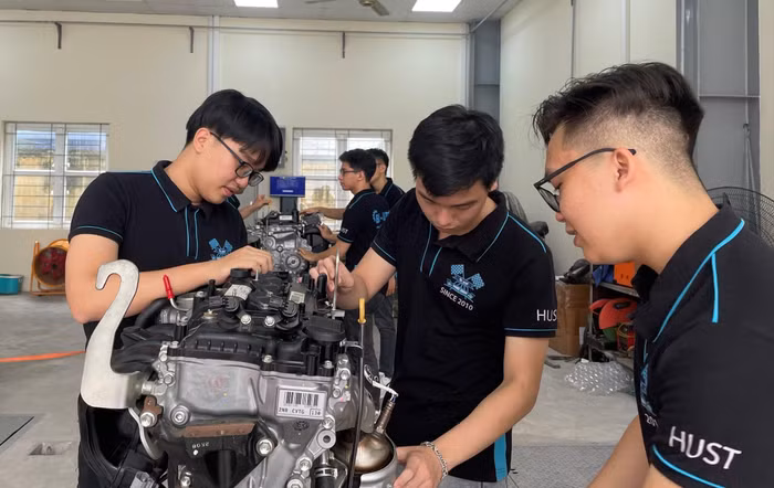 Sinh viên Trường Đại học Bách khoa Hà Nội tích cực tham gia hoạt động nghiên cứu khoa học và sáng chế. (Ảnh: NTCC).