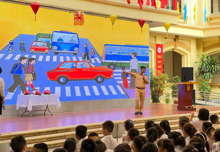 Cán bộ cảnh sát giao thông giới thiệu một số kiến thức và kỹ năng cơ bản khi tham gia giao thông cho trẻ. (NTCC).