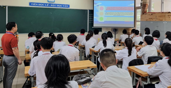 Trường Trung học cơ sở Phan Chu Trinh tuyên truyền về Thực hiện An toàn giao thông đến học sinh. (Ảnh: NTCC).