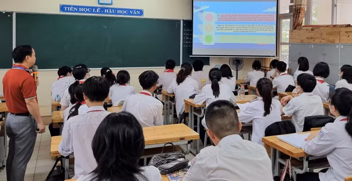 Trường Trung học cơ sở Phan Chu Trinh tuyên truyền về Thực hiện An toàn giao thông đến học sinh. (Ảnh: NTCC).