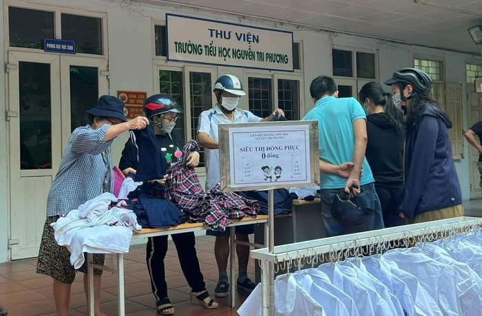 Siêu thị 0 đồng vừa là hoạt động ý nghĩa, vừa trở thành mô hình giáo dục cho học sinh toàn trường về bài học chia sẻ trong cuộc sống. (Ảnh: NTCC). Siêu thị 0 đồng vừa là hoạt động ý nghĩa, vừa trở thành mô hình giáo dục cho học sinh toàn trường về bài học chia sẻ trong cuộc sống. (Ảnh: NTCC).