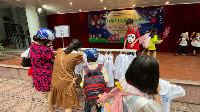 Sau mỗi buổi học, Siêu thị quần áo đồng phục 0 đồng với khẩu hiệu “Ai cần hãy lấy - Ai có hãy tặng” lại mở cửa khoảng 30 phút. (Ảnh: NTCC). Sau mỗi buổi học, Siêu thị quần áo đồng phục 0 đồng với khẩu hiệu “Ai cần hãy lấy - Ai có hãy tặng” lại mở cửa khoảng 30 phút. (Ảnh: NTCC).