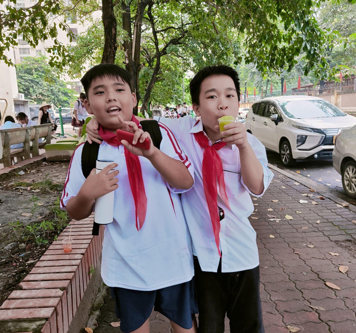 Đức Dương (bên phải) xin lỗi Nguyên Khôi và rủ bạn đi ăn kem để chuộc lỗi. (Ảnh: GĐCC). Đức Dương (bên phải) xin lỗi Nguyên Khôi và rủ bạn đi ăn kem để chuộc lỗi. (Ảnh: GĐCC).