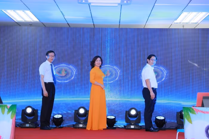 Các đại biểu ấn nút chính thức ra mắt "Con Sáng Tạo".