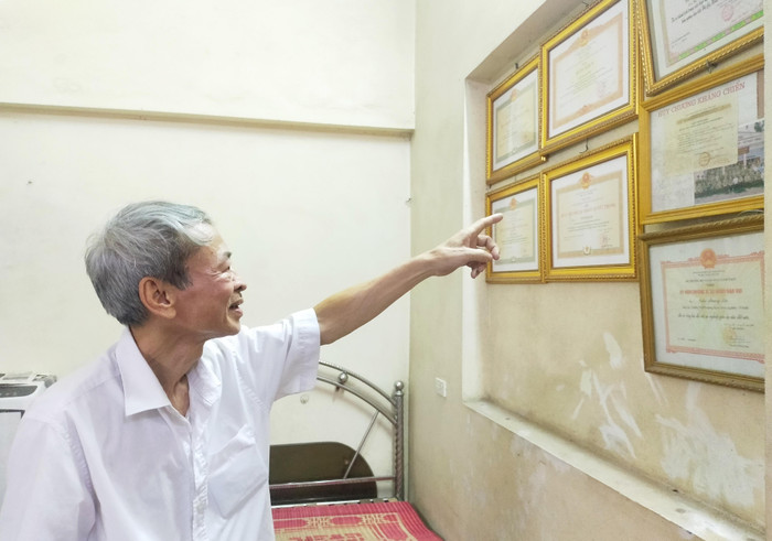 Người thầy giáo thương binh vui vẻ chia sẻ về từng kỷ niệm gắn với mỗi dấu mốc trong cuộc đời, sự nghiệp. (Ảnh: Ngân Chi). Người thầy giáo thương binh vui vẻ chia sẻ về từng kỷ niệm gắn với mỗi dấu mốc trong cuộc đời, sự nghiệp. (Ảnh: Ngân Chi).