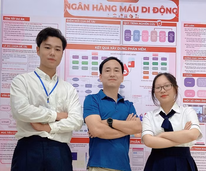 Trần Phong và Trần Mỹ Chi đã có gần hai năm nghiên cứu, triển khai dự án “Ngân hàng máu di động” dưới sự hướng dẫn của thầy Mai Hồng Kiên (ở giữa). (Ảnh: NVCC).