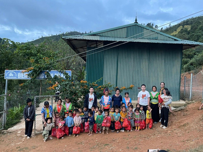 Mỗi hành trình lại viết tiếp những câu chuyện sẻ chia, nhân lên những hy vọng cho học sinh vùng khó. (Ảnh: NVCC).