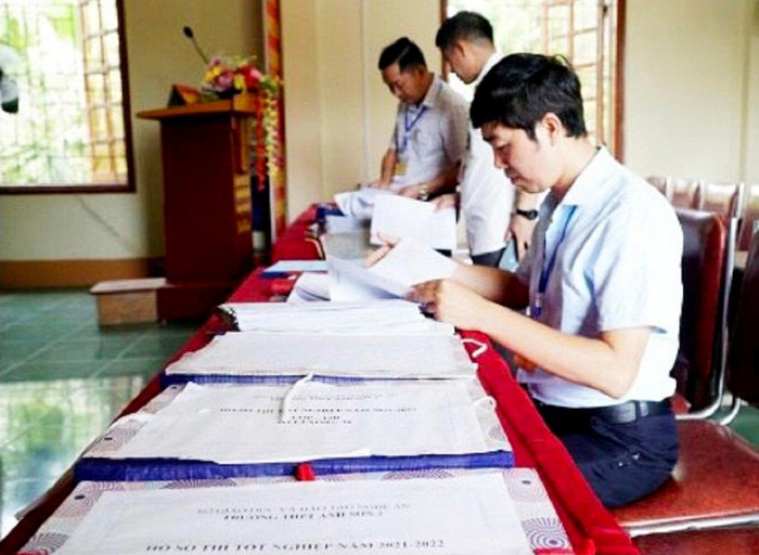 Thanh tra Sở kiểm tra hồ sơ thí sinh dự thi kỳ thi tốt nghiệp trung học phổ thông 2022. (Ảnh: NVCC).