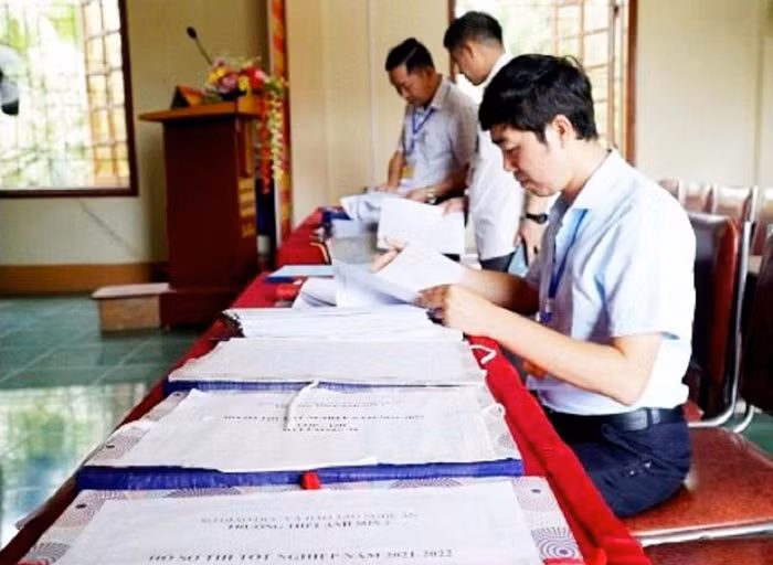 Thanh tra Sở kiểm tra hồ sơ thí sinh dự thi kỳ thi tốt nghiệp trung học phổ thông 2022. (Ảnh: NVCC).