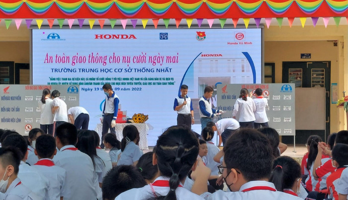 Học sinh Trường Trung học cơ sở Thống Nhất tham gia trò chơi tìm hiểu về biển báo giao thông. (NTCC).