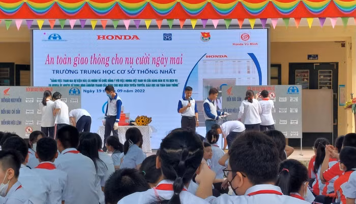 Học sinh Trường Trung học cơ sở Thống Nhất tham gia trò chơi tìm hiểu về biển báo giao thông. (NTCC).