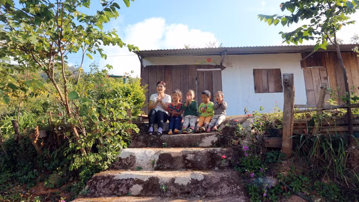 Điểm bản thuộc một xã vùng khó tại Mường Nhé (Điện Biên) chỉ vỏn vẹn 4-5 học sinh. (Ảnh: Mộc Trà).