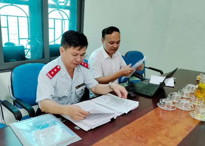 Thanh tra Sở Giáo dục và Đào tạo Hà Tĩnh kiểm tra việc thu chi đầu năm tại cơ sở giáo dục. (Ảnh: NVCC).