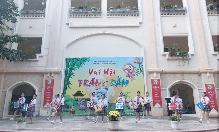 Học sinh khối 4 Trường Tiểu học Xuân La đã giới thiệu về bộ sách: Giáo dục an toàn giao thông để góp phần nâng cao ý thức, học tập về an toàn giao thông. (Ảnh: NTCC).