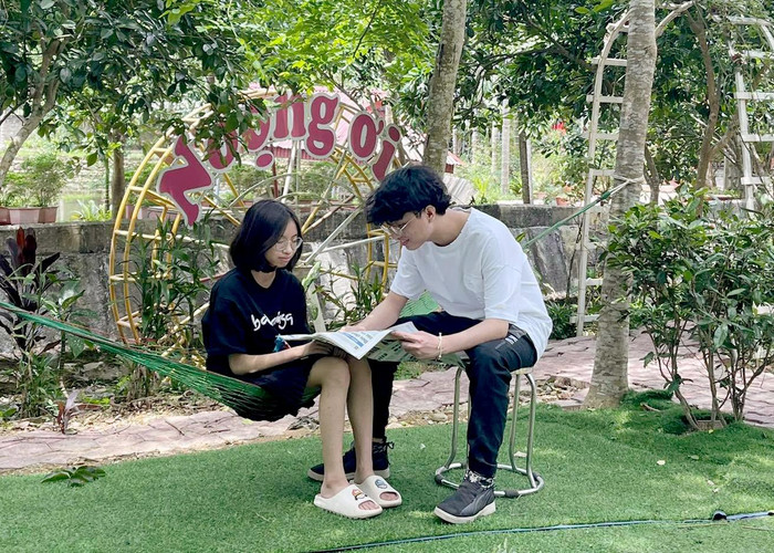 Theo Kiên Trung, chỉ bài và dạy lại kiến thức chính là một trong những cách tốt nhất để ghi nhớ. (Ảnh: NVCC). Theo Kiên Trung, chỉ bài và dạy lại kiến thức chính là một trong những cách tốt nhất để ghi nhớ. (Ảnh: NVCC).