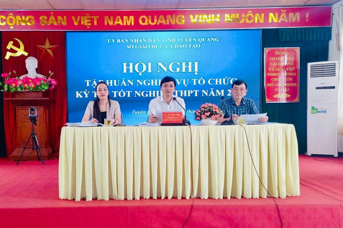 Ông Vũ Đình Hưng - Giám đốc Sở Giáo dục và Đào tạo tỉnh Tuyên Quang (chính giữa). (Ảnh: Sở Giáo dục và Đào tạo tỉnh Tuyên Quang cung cấp).