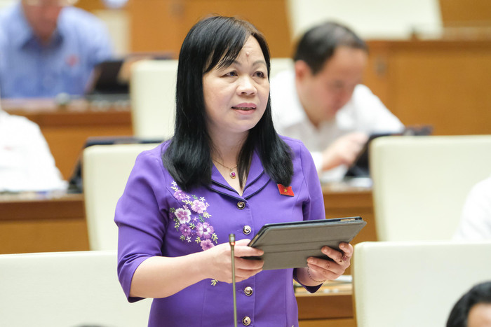 Đại biểu Nguyễn Thị Mai Hoa đồng tình với quy định về thi đánh giá năng lực cấp chứng chỉ hành nghề theo niên hạn trong dự thảo Luật Khám bệnh, chữa bệnh (sửa đổi). (Ảnh: quochoi.vn). Đại biểu Nguyễn Thị Mai Hoa đồng tình với quy định về thi đánh giá năng lực cấp chứng chỉ hành nghề theo niên hạn trong dự thảo Luật Khám bệnh, chữa bệnh (sửa đổi). (Ảnh: quochoi.vn).