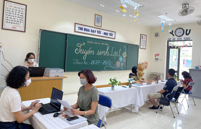 Các trường tiểu học bố trí cán bộ trực tuyển sinh để hỗ trợ phụ huynh đăng ký tuyển sinh trực tuyến. Trước đó, Sở Giáo dục và Đào tạo thành phố đã hướng dẫn cụ thể các phụ huynh về những bước đăng ký tuyển sinh trực tuyến cho học sinh vào trường mầm non, lớp 1 và lớp 6. (Ảnh: Trường Tiểu học Kim Đồng).