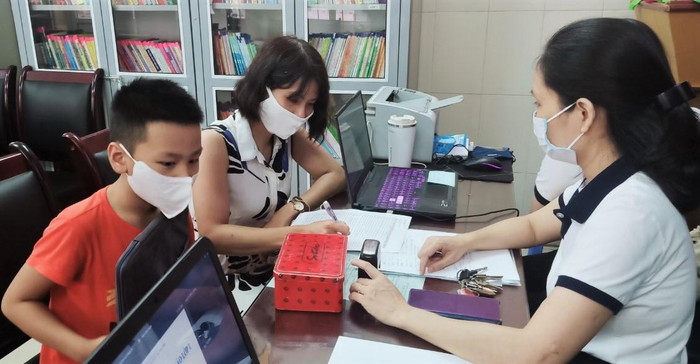 Các trường đảm bảo đầy đủ cơ sở vật chất, nhân sự và điều kiện cho việc vận hành chính thức hệ thống tuyển sinh trực tuyến đầu cấp, như: phòng tuyển sinh, máy tính, máy in, quy trình, phân công cụ thể nội dung công việc, bố trí cán bộ trực tuyển sinh để hỗ trợ phụ huynh đăng ký tuyển sinh... (Ảnh minh họa: Trường Tiểu học Nguyễn Tri Phương).