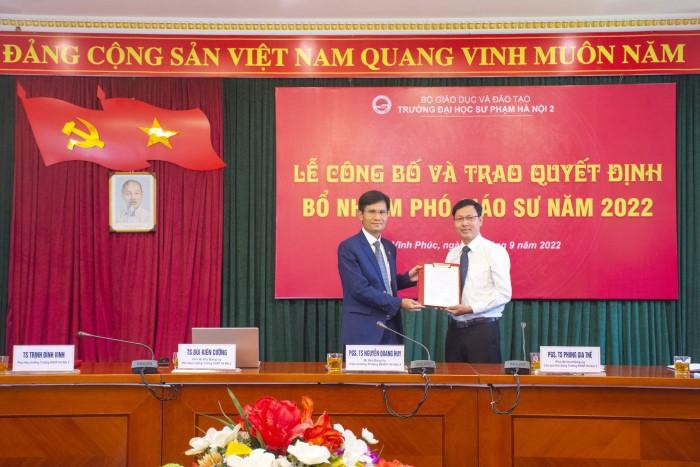 Phó Giáo sư, Tiến sĩ Nguyễn Quang Huy - Bí thư Đảng ủy, Hiệu trưởng trao quyết định bổ nhiệm cho tân Phó Giáo sư. Phó Giáo sư, Tiến sĩ Nguyễn Quang Huy - Bí thư Đảng ủy, Hiệu trưởng trao quyết định bổ nhiệm cho tân Phó Giáo sư.