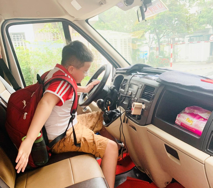 Học sinh được hướng dẫn kỹ năng thoát hiểm khi bị bỏ quên trên xe ô tô: Bình tĩnh, thử mở cửa sổ và cửa chính ô tô, bấm còi xe,... (Ảnh: NTCC).