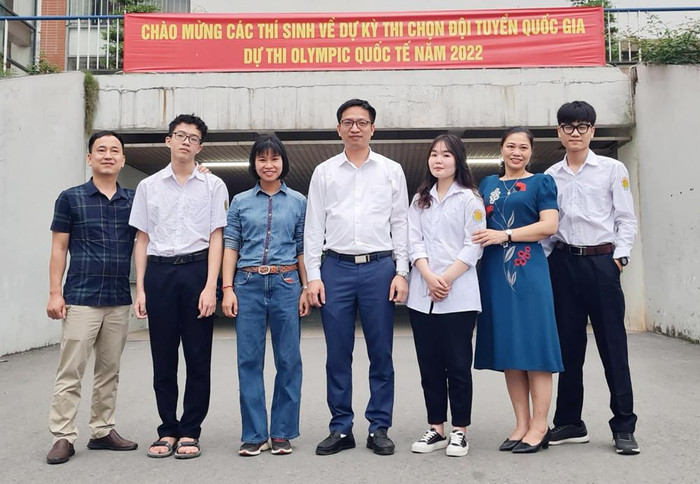 Học sinh Lê Sỹ Việt Trung (ngoài cùng bên phải) và Nguyễn Diễm Quỳnh (thứ 3 từ phải sang) được miễn tham gia kỳ thi tốt nghiệp Trung học phổ thông năm 2022. (Ảnh: Laocai.edu). Học sinh Lê Sỹ Việt Trung (ngoài cùng bên phải) và Nguyễn Diễm Quỳnh (thứ 3 từ phải sang) được miễn tham gia kỳ thi tốt nghiệp Trung học phổ thông năm 2022. (Ảnh: Laocai.edu).