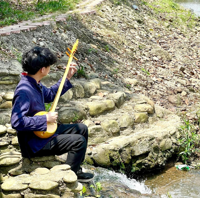 Nam sinh tiết lộ, cậu rất yêu thích cây đàn tính, vì nó như một biểu tượng của cá nhân, đơn giản, mộc mạc nhưng âm thanh không thua kém gì các nhạc cụ hiện đại khác. (Ảnh: NVCC). Nam sinh tiết lộ, cậu rất yêu thích cây đàn tính, vì nó như một biểu tượng của cá nhân, đơn giản, mộc mạc nhưng âm thanh không thua kém gì các nhạc cụ hiện đại khác. (Ảnh: NVCC).