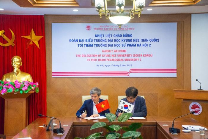 Đại diện Đại học Kyunghee và Trường Đại học Sư phạm Hà Nội 2 cùng ký kết biên bản hợp tác. Đại diện Đại học Kyunghee và Trường Đại học Sư phạm Hà Nội 2 cùng ký kết biên bản hợp tác.