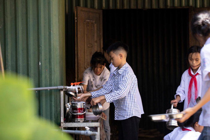 Sau khi dùng bữa, chính các em sẽ cùng đoàn thiện nguyện dọn dẹp.