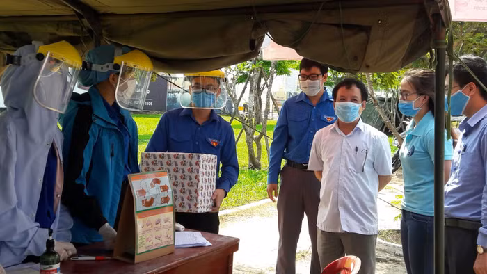 Phó Giáo sư Nguyễn Ngọc Vũ (áo trắng) đến thăm hỏi, động viên lực lượng sinh viên tình nguyện đang tham gia chống dịch tại cửa ngõ ra vào thành phố. Ảnh: HT Phó Giáo sư Nguyễn Ngọc Vũ (áo trắng) đến thăm hỏi, động viên lực lượng sinh viên tình nguyện đang tham gia chống dịch tại cửa ngõ ra vào thành phố. Ảnh: HT