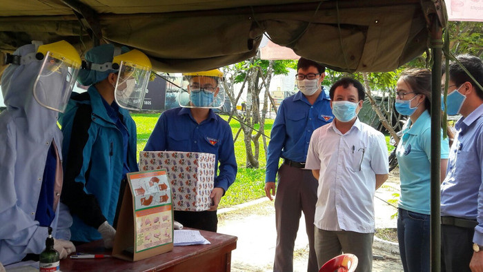 Phó Giáo sư Nguyễn Ngọc Vũ (áo trắng) đến thăm hỏi, động viên lực lượng sinh viên tình nguyện đang tham gia chống dịch tại cửa ngõ ra vào thành phố. Ảnh: HT Phó Giáo sư Nguyễn Ngọc Vũ (áo trắng) đến thăm hỏi, động viên lực lượng sinh viên tình nguyện đang tham gia chống dịch tại cửa ngõ ra vào thành phố. Ảnh: HT