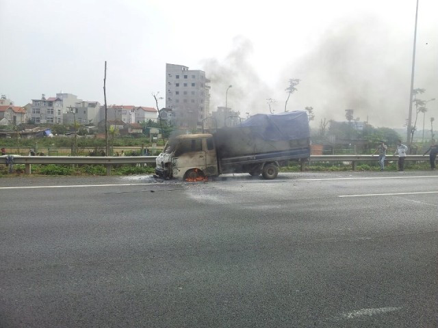 Do quá xa khu dân cư nên lái xe chỉ biết đứng nhìn chiếc xe bị cháy mà không thể cứu hoả Do quá xa khu dân cư nên lái xe chỉ biết đứng nhìn chiếc xe bị cháy mà không thể cứu hoả