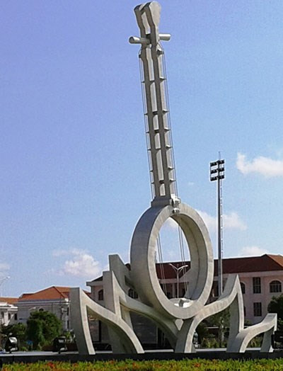 Cây đờn kìm 20 tỉ đồng nhìn rất đẹp nhưng người dân nghĩ lẽ ra dùng số tiền này kéo điện cho người dân nghèo thì ý nghĩa hơn. Ảnh: T.VŨ Cây đờn kìm 20 tỉ đồng nhìn rất đẹp nhưng người dân nghĩ lẽ ra dùng số tiền này kéo điện cho người dân nghèo thì ý nghĩa hơn. Ảnh: T.VŨ