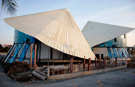 Nhà hát Ba nón lá 222 tỉ đồng vẫn ngổn ngang trong chiều khai mạc Festival đờn ca tài tử lần thứ nhất do Bạc Liêu đăng cai. Nhà hát Ba nón lá 222 tỉ đồng vẫn ngổn ngang trong chiều khai mạc Festival đờn ca tài tử lần thứ nhất do Bạc Liêu đăng cai.