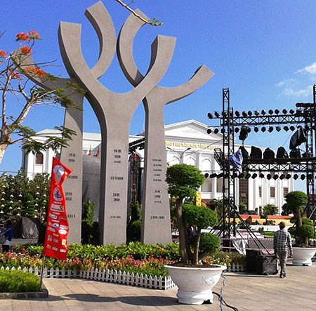 Biểu tượng ba dân tộc và sân phun nước nghệ thuật âm sàn vừa xây xong với tổng vốn 6,7 tỉ đồng. Biểu tượng ba dân tộc và sân phun nước nghệ thuật âm sàn vừa xây xong với tổng vốn 6,7 tỉ đồng.