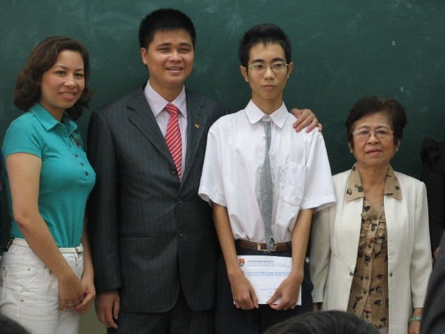 Nhìn ảnh em trên báo mà chị thấy xót ruột, bởi em quá gầy... Nhìn ảnh em trên báo mà chị thấy xót ruột, bởi em quá gầy...