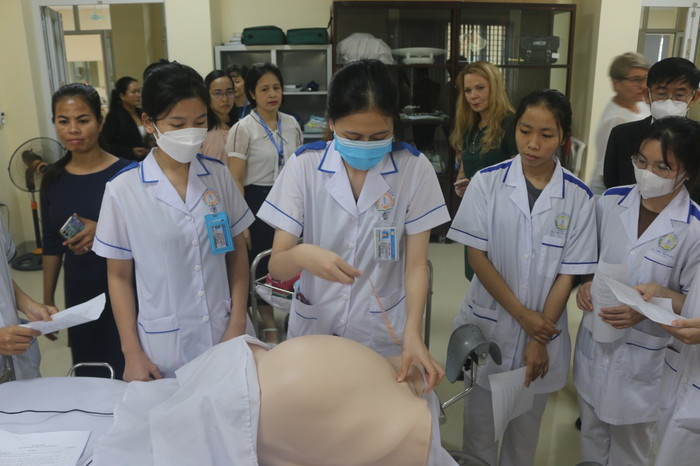 Sinh viên Trường Đại học Điều dưỡng Nam Định trong giờ học thực hành (Nguồn: Fanpage nhà trường). Sinh viên Trường Đại học Điều dưỡng Nam Định trong giờ học thực hành (Nguồn: Fanpage nhà trường).