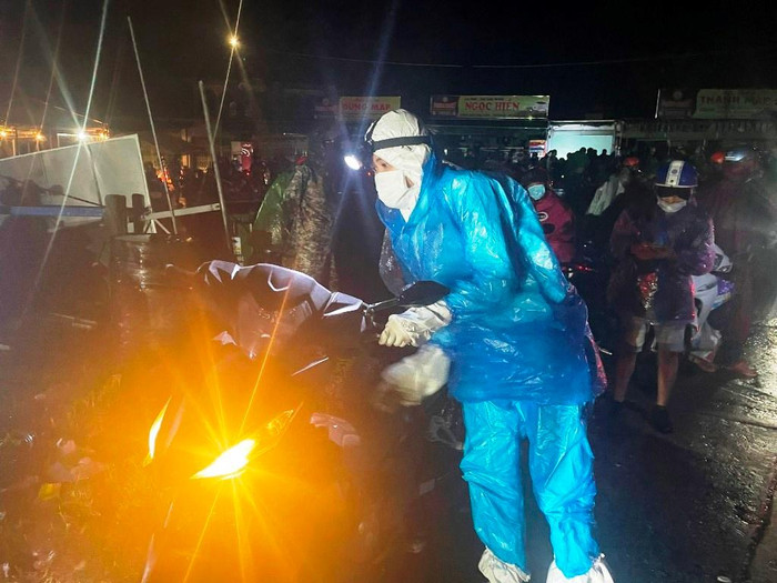 Các thành viên đội SOS không quản ngại mưa gió, đêm khuya sẵn sàng hỗ trợ người dân sửa chữa xe máy trên chặng hành trình về quê tránh dịch. Ảnh" AN Các thành viên đội SOS không quản ngại mưa gió, đêm khuya sẵn sàng hỗ trợ người dân sửa chữa xe máy trên chặng hành trình về quê tránh dịch. Ảnh" AN