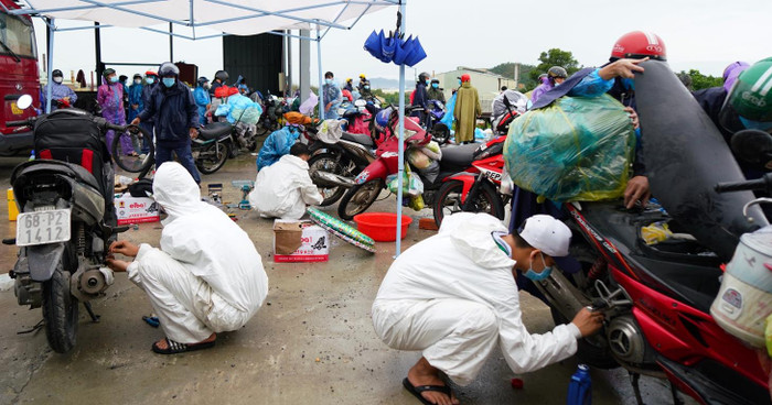 Mong muốn lớn nhất của đội tình nguyện là bà con được về quê an toàn. Ảnh: AN Mong muốn lớn nhất của đội tình nguyện là bà con được về quê an toàn. Ảnh: AN