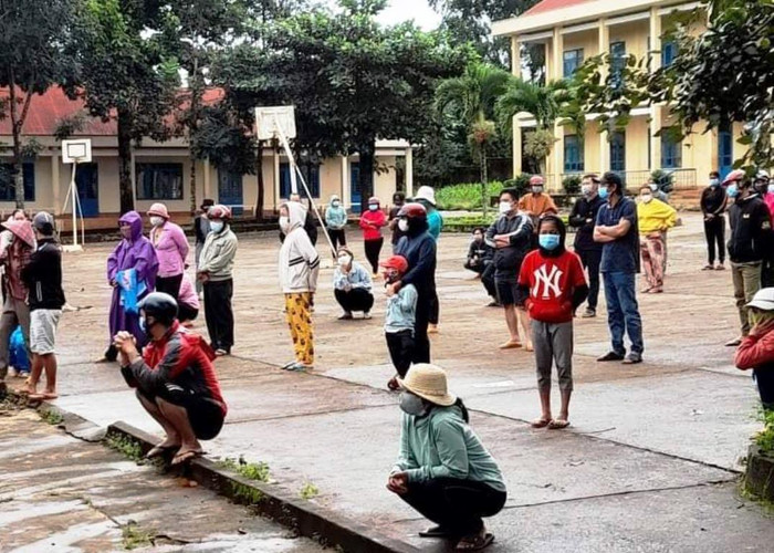 Nhiều học sinh, giáo viên Trường tiểu học Phan Bội Châu (xã Ea Drơng) phải đi cách ly tập trung do liên quan đến một trường hợp học sinh lớp 5 là cháu của bệnh nhân L.T.L. Ảnh: CTV Nhiều học sinh, giáo viên Trường tiểu học Phan Bội Châu (xã Ea Drơng) phải đi cách ly tập trung do liên quan đến một trường hợp học sinh lớp 5 là cháu của bệnh nhân L.T.L. Ảnh: CTV