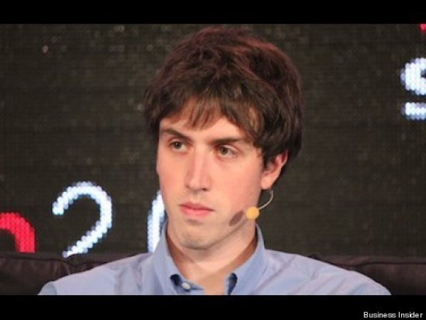 9. Adam D'Angelo (27 tuổi) Adam D'Angelo là bạn cùng học thời phổ thông với Mark Zuckerberg và cũng là giám đốc công nghệ (CTO) đầu tiên của Facebook. Anh đã rời Facebook và thành lập công ty riêng có tên là Quora vào đầu năm 2010. Quora là mạng xã hội cung cấp dịch vụ hỏi đáp Q&A. Tuy không phải là một công ty hàng tỷ đô la nhưng Quora cũng huy động được 61 triệu USD tiền vốn và có giá trị thị trường khoảng 400 tiệu USD. Riêng Adam D'Angelo bỏ ra 20 triệu USD vốn đầu tư.