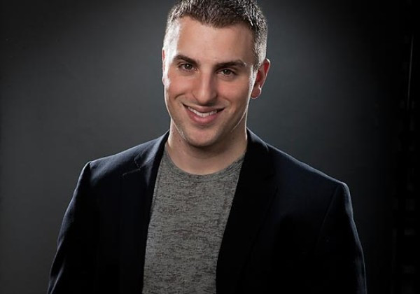 5. Brian Chesky (29 tuổi) Năm 2008, Brian Chesky đã góp vốn cùng hai người bạn của mình là Joe Gebbia và Blecharczyk Nathan tạo ra Airbnb, một dịch vụ cung cấp chỗ ở cho thuê và đặt phòng khách sạn. Airbnb gần đây đã gặt hái một thành công lớn với hơn 10 triệu lượt đặt phòng trên toàn thế giới. Airbnb cũng vừa thu hút thêm 120 triệu USD tiền đầu tư, nâng giá trị thị trường lên 1,3 tỷ USD.