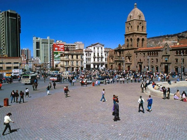 5. La Paz (Bolivia) Tại La Paz, thành phố đông dân thứ hai của Bolivia, những thứ hàng ngày như một chiếc vé xem phim có giá 3,62 USD và đồ ăn nhanh có giá 5,06 USD, rẻ hơn nhiều so với Sao Paolo (Brazil). Ở Sao Paolo, thành phố được mệnh danh đắt đỏ nhất Nam Mỹ, một chiếc vé xem phim “ngốn” tới 11,70 USD và một bữa ăn nhanh có chi phí 9,36 USD. 5. La Paz (Bolivia) Tại La Paz, thành phố đông dân thứ hai của Bolivia, những thứ hàng ngày như một chiếc vé xem phim có giá 3,62 USD và đồ ăn nhanh có giá 5,06 USD, rẻ hơn nhiều so với Sao Paolo (Brazil). Ở Sao Paolo, thành phố được mệnh danh đắt đỏ nhất Nam Mỹ, một chiếc vé xem phim “ngốn” tới 11,70 USD và một bữa ăn nhanh có chi phí 9,36 USD.