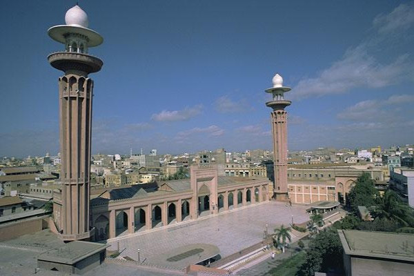 1. Karachi (Pakistan) Hai năm liền, thành phố Karachi luôn đứng đầu danh sách 10 thành phố có chi phí sinh hoạt rẻ nhất thế giới. Mặc dù là thành phố lớn nhất ở Pakistan và trung tâm tài chính của đất nước nhưng giá cả ở Karachi không vì thế mà leo thang. Tại Karachi, một căn hộ chung cư cực sang trọng chỉ phải thuê với giá 352 USD/tháng, trong khi ở Rome là 2.393 USD/tháng, Sydney có giá 3.233 USD/tháng và ở thành phố New York là 4.525 USD/tháng. 1. Karachi (Pakistan) Hai năm liền, thành phố Karachi luôn đứng đầu danh sách 10 thành phố có chi phí sinh hoạt rẻ nhất thế giới. Mặc dù là thành phố lớn nhất ở Pakistan và trung tâm tài chính của đất nước nhưng giá cả ở Karachi không vì thế mà leo thang. Tại Karachi, một căn hộ chung cư cực sang trọng chỉ phải thuê với giá 352 USD/tháng, trong khi ở Rome là 2.393 USD/tháng, Sydney có giá 3.233 USD/tháng và ở thành phố New York là 4.525 USD/tháng.