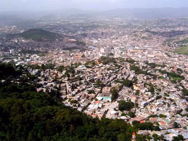 9. Tegucigalpa (Honduras) Nếu dọn đến Tegucigalpa, bạn không chỉ sống với chi phí rẻ mà còn có thể sống trong sự tiện nghi và sang trọng. Trong thành phố này, giá thuê một căn hộ hai phòng ngủ cực kỳ cao cấp chỉ có giá 700 USD/tháng. Nếu ở Hồng Kông, cũng căn hộ như vậy sẽ có chi phí hơn 7.000 USD/tháng. 9. Tegucigalpa (Honduras) Nếu dọn đến Tegucigalpa, bạn không chỉ sống với chi phí rẻ mà còn có thể sống trong sự tiện nghi và sang trọng. Trong thành phố này, giá thuê một căn hộ hai phòng ngủ cực kỳ cao cấp chỉ có giá 700 USD/tháng. Nếu ở Hồng Kông, cũng căn hộ như vậy sẽ có chi phí hơn 7.000 USD/tháng.