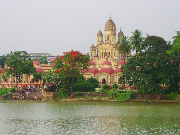 7. Kolkata (Ấn Độ) Ở Kolkata có rất nhiều mặt hàng tiêu dùng hàng ngày được bán giá rẻ. Một bữa ăn nhanh có giá chỉ 2,72 USD (so với 20,05 USD tại Luanda, Angola), một tờ nhật báo quốc tế chỉ phải mua với giá 2,22 USD (so với 9,83 USD tại Mát-xcơ-va). 7. Kolkata (Ấn Độ) Ở Kolkata có rất nhiều mặt hàng tiêu dùng hàng ngày được bán giá rẻ. Một bữa ăn nhanh có giá chỉ 2,72 USD (so với 20,05 USD tại Luanda, Angola), một tờ nhật báo quốc tế chỉ phải mua với giá 2,22 USD (so với 9,83 USD tại Mát-xcơ-va).