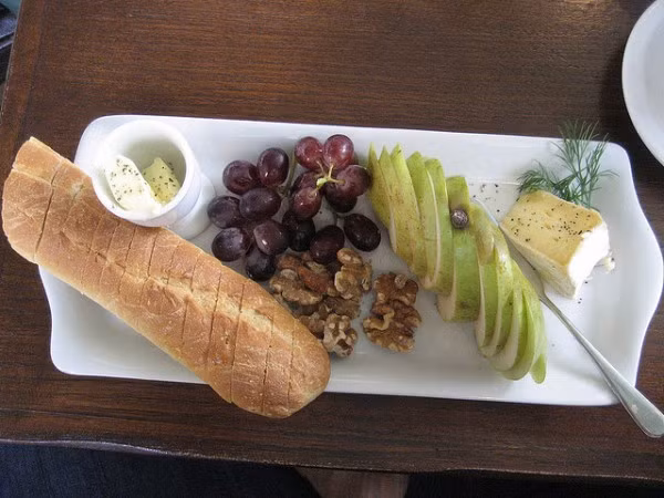 2. Pháp Nước Pháp nổi tiếng là thánh địa của các loại bánh mỳ, bánh ngọt có rắc bơ. Ngoài ra, các món ăn chính như món thịt gà hầm rượu vang đỏ hay thịt bê hầm rượu vang đỏ cũng rất được ưa thích. Tuy nhiên, bữa ăn được nhiều du khách tìm kiếm nhất lại là bữa ăn cực kỳ đơn giản với bánh mỳ que kết hợp pho mát thối và rượu vang lâu năm. Những món ăn này đều được bán trong các quán rượu và hộp đêm ở Paris.